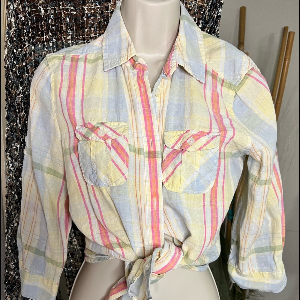 American Eagle button down summer cool and casual size medium